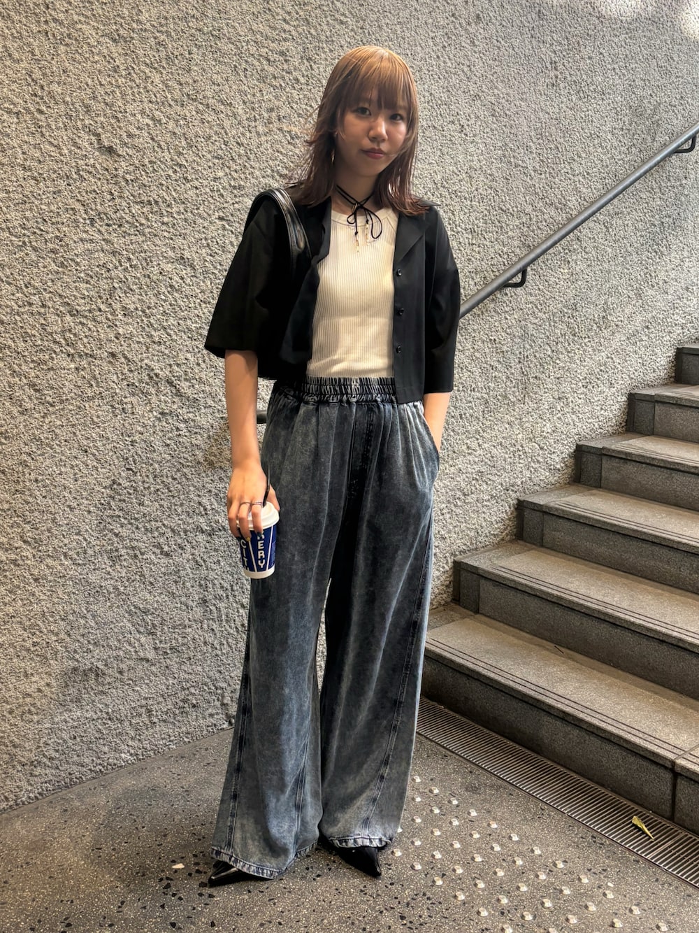 「シンプルスタイル、大人女子、デニム、高身長女子、シャツスタイル、デニムパンツ、パンプス、パンツスタイル、夏コーデ、きれいめカジュアル、ootd、ハイトーンカラー」｜「ADAM ET ROPE'の【接触冷感】ショートシャツジャケット（シャツ/ブラウス、ブラック系）」を使った、moneさん（レディース・163cm）の夏コーディネートの1枚目の写真