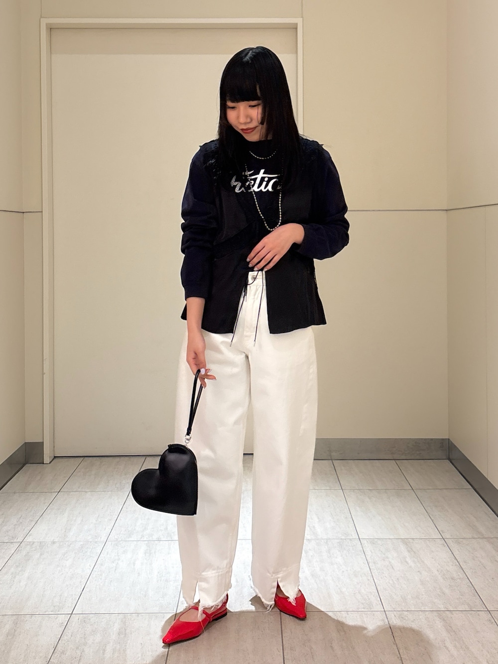 「春めき満開コーデ、春コーデ、大人かわいい、キレイめカジュアル、カジュアルスタイル、レイヤード、デニムパンツ、お洒落さんとつながりたい、パンツコーデ、レース、ロンT、ベスト」｜「ANGIEのボールチェーン ロングネックレス（ネックレス、シルバー系）」を使った、moneさん（レディース・163cm）の春コーディネートの1枚目の写真