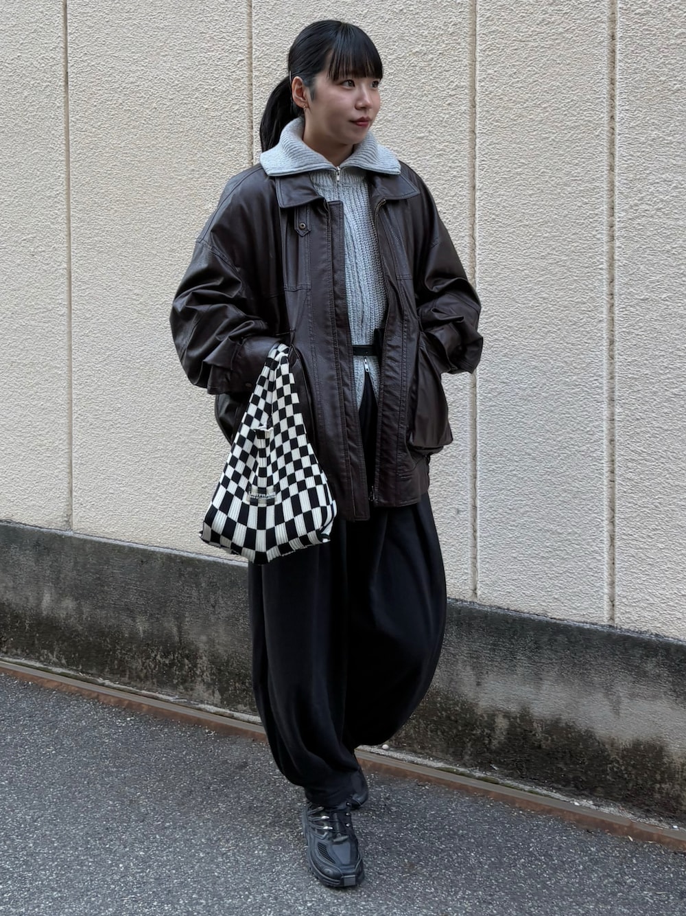 「パンツスタイル、オトナカジュアル、休日スタイル、カジュアルスタイル、フェイクレザー、ブルゾン、スウェットパンツ、スニーカー、スニーカーコーデ、シンプルコーデ、高身長、高身長女子、高身長コーデ」｜「FREAK'S STOREのフェイクレザーブルゾン（ブルゾン、ブラウン系）」を使った、moneさん（レディース・163cm）の冬コーディネートの1枚目の写真