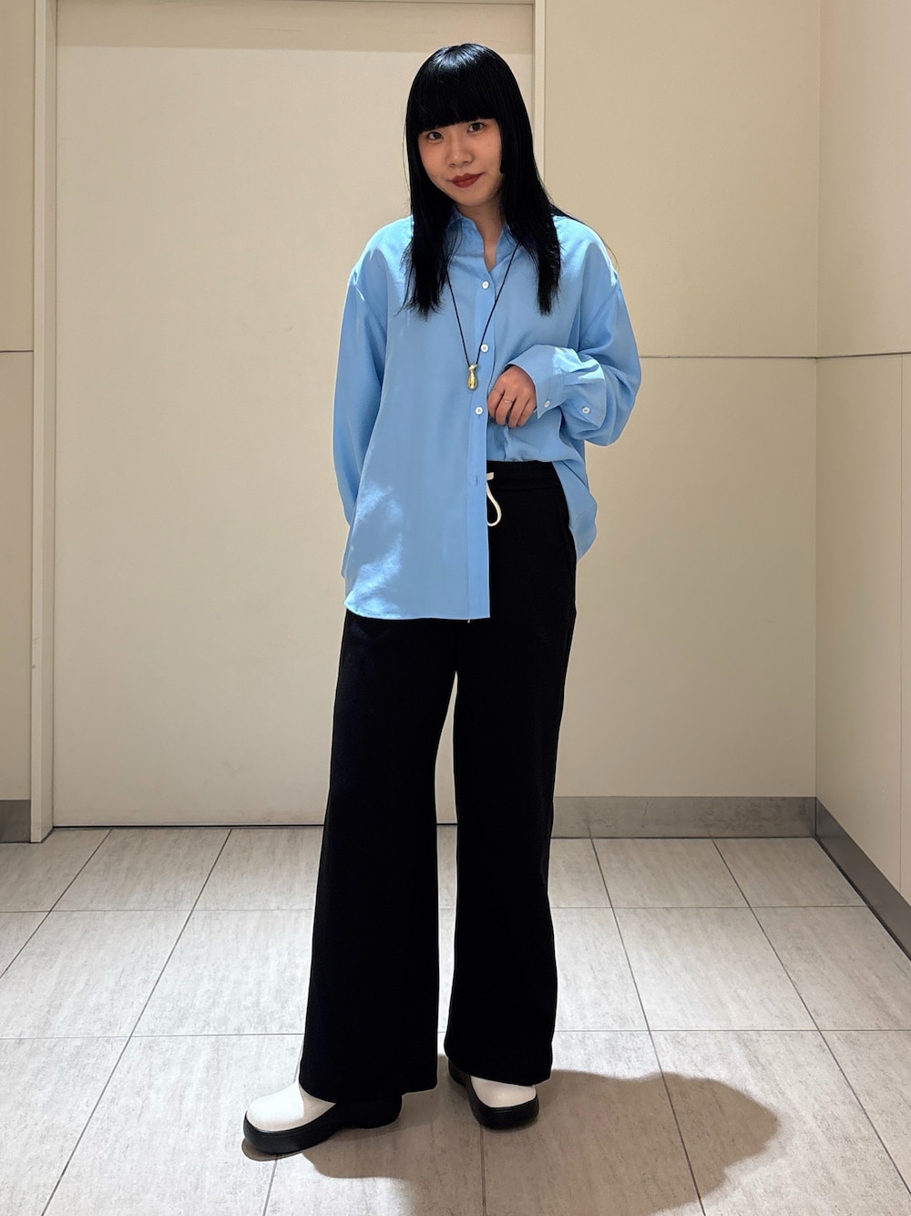 「最近のいい感じコーデ、大人カジュアル、春服、キレイめカジュアル、パンツコーデ、大人女子、ootd、シャツスタイル、ジャージーパンツ、シンプルコーデ、高身長、高身長女子、高身長女子コーデ」｜「ADAM ET ROPE'の【EMOELLE】サンドシルクシャツ（シャツ/ブラウス、ブルー系）」を使った、moneさん（レディース・163cm）の春コーディネートの1枚目の写真