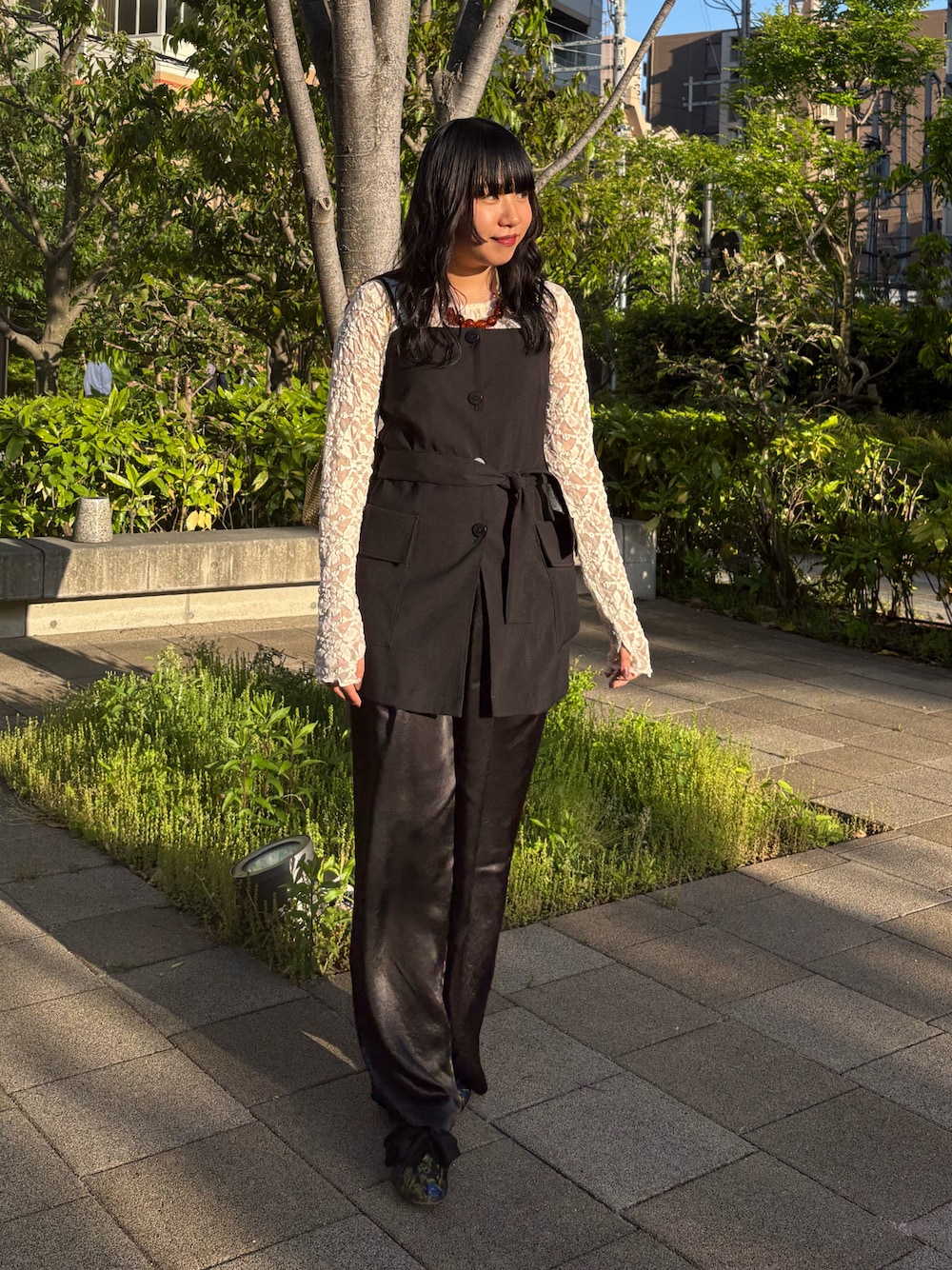 「最近のいい感じコーデ、レイヤードスタイル、おでかけコーデ、大人かわいい、パンツコーデ、ootd、春コーデ、高身長女子、高身長コーデ、ビスチェ、サテンパンツ、きれいめカジュアル、大人コーデ、パンプス、レース」｜「FREAK'S STOREのチュールレース ロンT（Tシャツ/カットソー、ホワイト系）」を使った、moneさん（レディース・163cm）の春コーディネートの1枚目の写真
