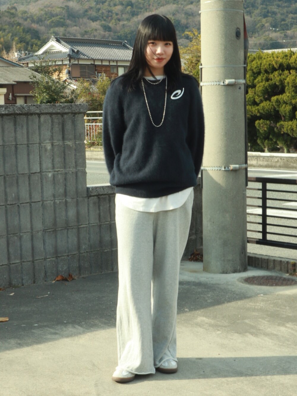 「ゆるコーデ、カジュアルスタイル、パンツスタイル、ootd、スニーカー、スウェットパンツ、ニット、レイヤードスタイル、冬コーデ、きれいめカジュアル、高身長女子、高身長コーデ」｜「FreadaのFreada/フリーダ フラッフィーニットプルオーバー（ニット/セーター、ブルー系）」を使った、moneさん（レディース・163cm）の冬コーディネートの1枚目の写真