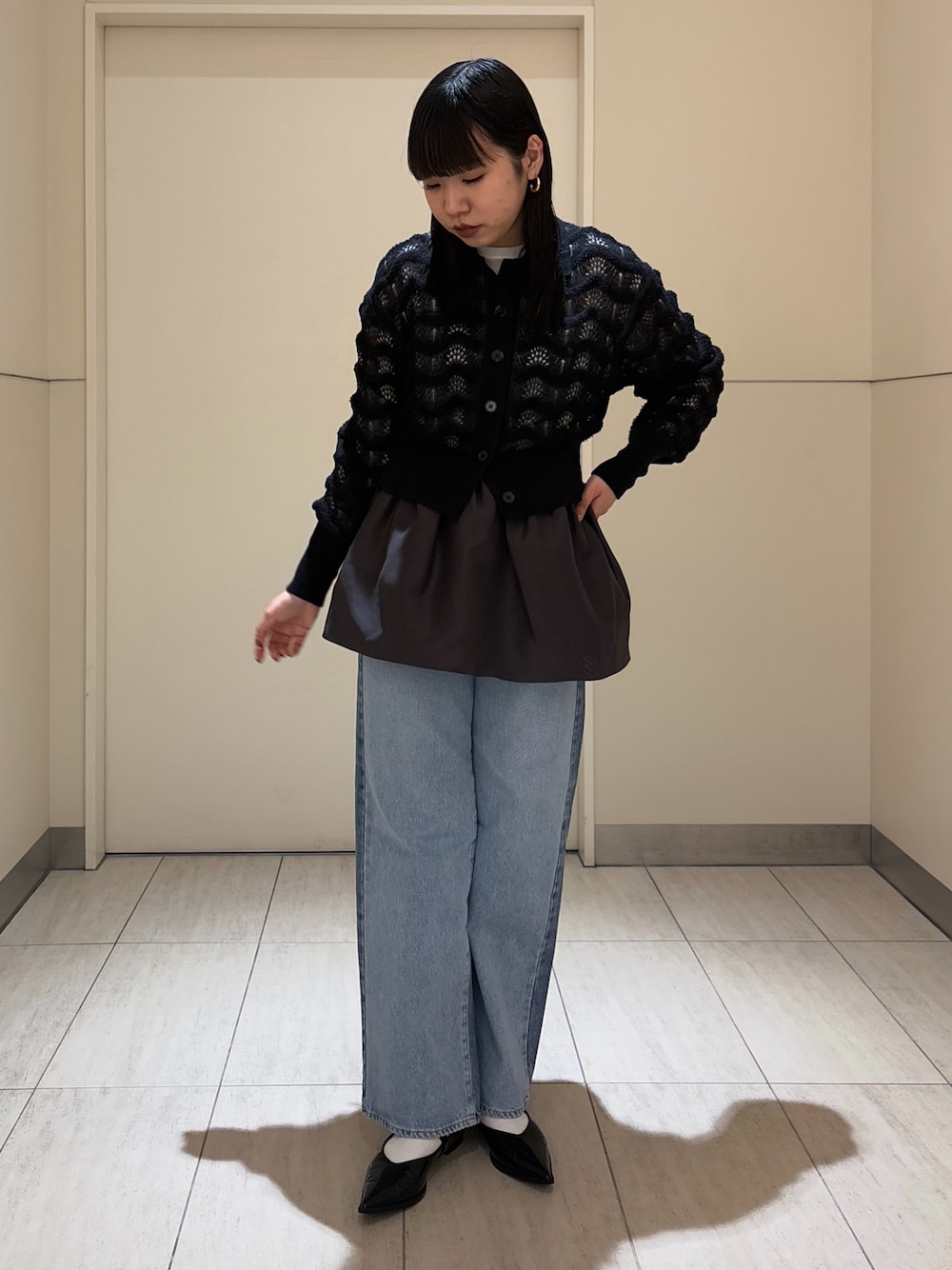 「春先取り、パンツコーデ、大人ファッション、春、大人可愛い、デニムパンツ、レイヤードスタイル、巻きスカート、カーディガン、抜け感、シアートップス、綺麗めカジュアル、カジュアルコーデ、カジュアルガーリー、高身長女子」｜「ADAM ET ROPE'のレースニットカーディガン（カーディガン/ボレロ、ブラック系）」を使った、moneさん（レディース・163cm）の冬コーディネートの1枚目の写真