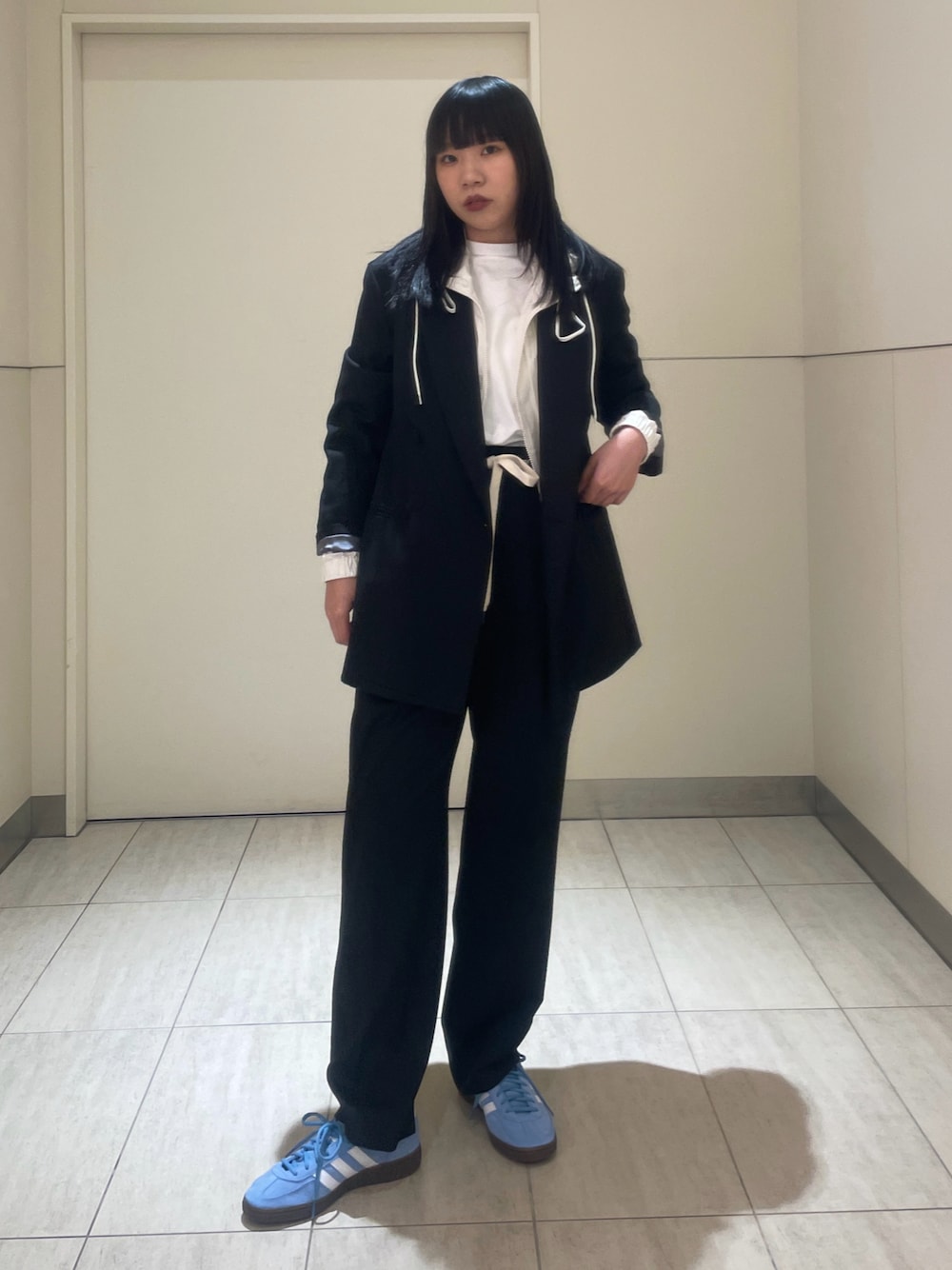 「レイヤードスタイル、オトナ女子、カジュアルスタイル、春、春コーデ、ジャケット、ジャケットスタイル、パンツスタイル、スラックス、セットアップ、ナイロンジャケット、スニーカー、シンプルコーデ、高身長女子」｜「adidasのadidas　HANDBALL SPEZIAL（スニーカー、ブルー系）」を使った、moneさん（レディース・163cm）の冬コーディネートの1枚目の写真