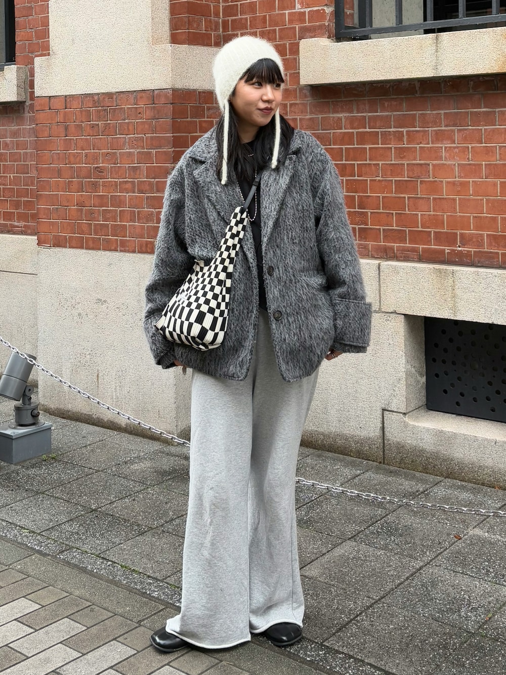 「今日のコーデ、お出かけコーデ、シンプルスタイル、オトナ女子、高身長女子、グレーコーデ、スウェットパンツ、スウェット、ジャケット、ジャケットスタイル、カジュアル、ラフコーデ、ニット帽」｜「hellamのシャギーテーラードコート（ピーコート、グレー系）」を使った、moneさん（レディース・163cm）の春コーディネートの1枚目の写真