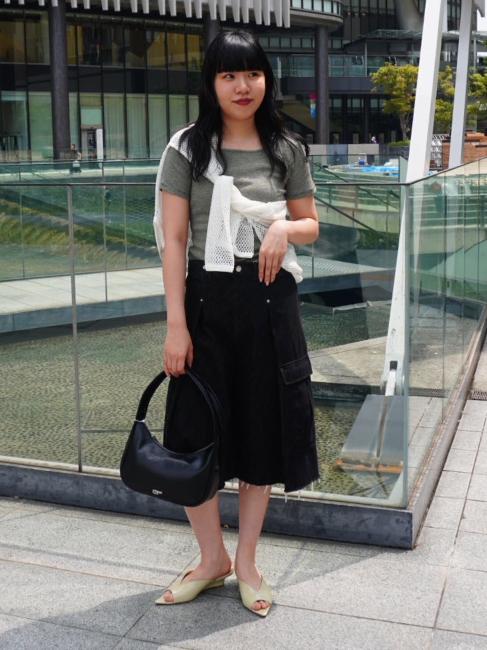 「シンプルスタイル、初夏コーデ、Tシャツ/カットソー、デニムパンツ、ハーフパンツ、お出かけコーデ、夏コーデ、サンダル、カジュアル、きれいめカジュアル、大人カジュアル、高身長女子、高身長コーデ」｜「MILLERの【Miller for ADAM ET ROPE'】別注 スクエアTee（Tシャツ/カットソー、グリーン系）」を使った、moneさん（レディース・163cm）の春コーディネートの1枚目の写真