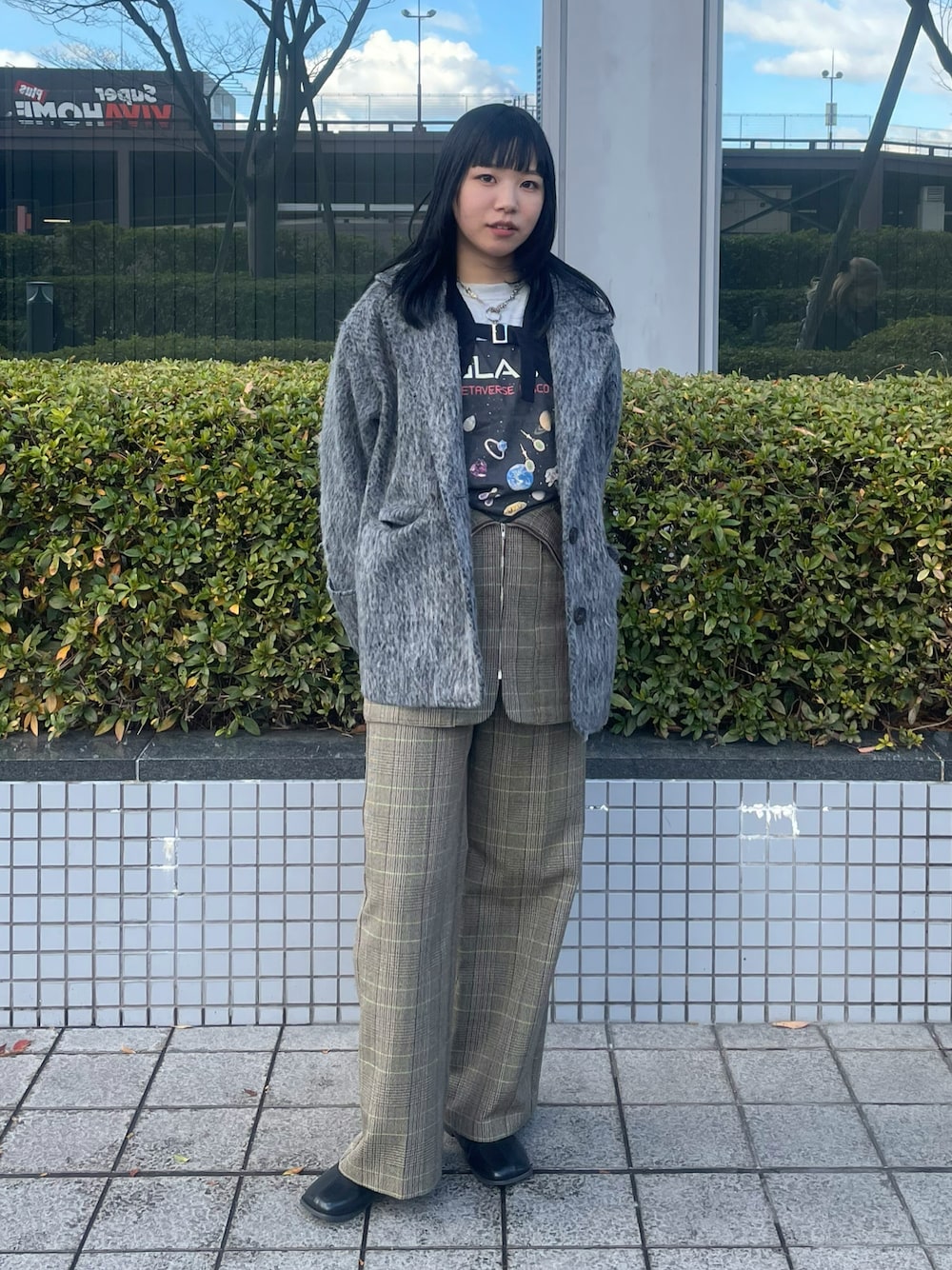 「冬コーデ、クリスマスに着たい服、大人かわいい、オトナ女子、きれいめカジュアル、休日スタイル、高身長女子、ブーツ、レイヤードスタイル、チェック、シャギーコート、ジャケット、あったかコーデ」｜「hellamのシャギーテーラードコート（ピーコート、グレー系）」を使った、moneさん（レディース・163cm）の冬コーディネートの1枚目の写真