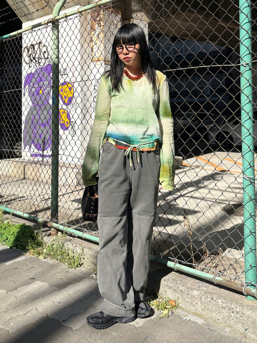 「大人カジュアル、おでかけコーデ、今日のコーデ、春服、春服コーデ、ootd、スニーカー、スウェットパンツ、シンプル・ベーシック、ヘルシーコーデ、ロンT、高身長女子、高身長コーデ」｜「AMOMENTOのアイテム（スウェットパンツ、グレー系）」を使った、moneさん（レディース・163cm）の春コーディネートの1枚目の写真
