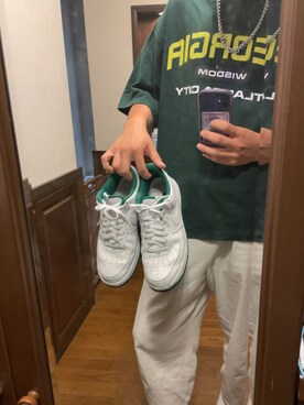 スニーカーを使った 緑tシャツ のメンズ人気ファッションコーディネート Wear