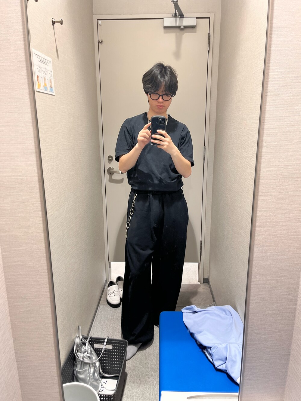 「スウェットパンツ、大学生コーデ、大学生、ブラックコーデ、ワントーンコーデ」｜「coenのアイテム（Tシャツ/カットソー、ブラック系）」を使った、むうささん（メンズ・173cm）の春コーディネートの1枚目の写真