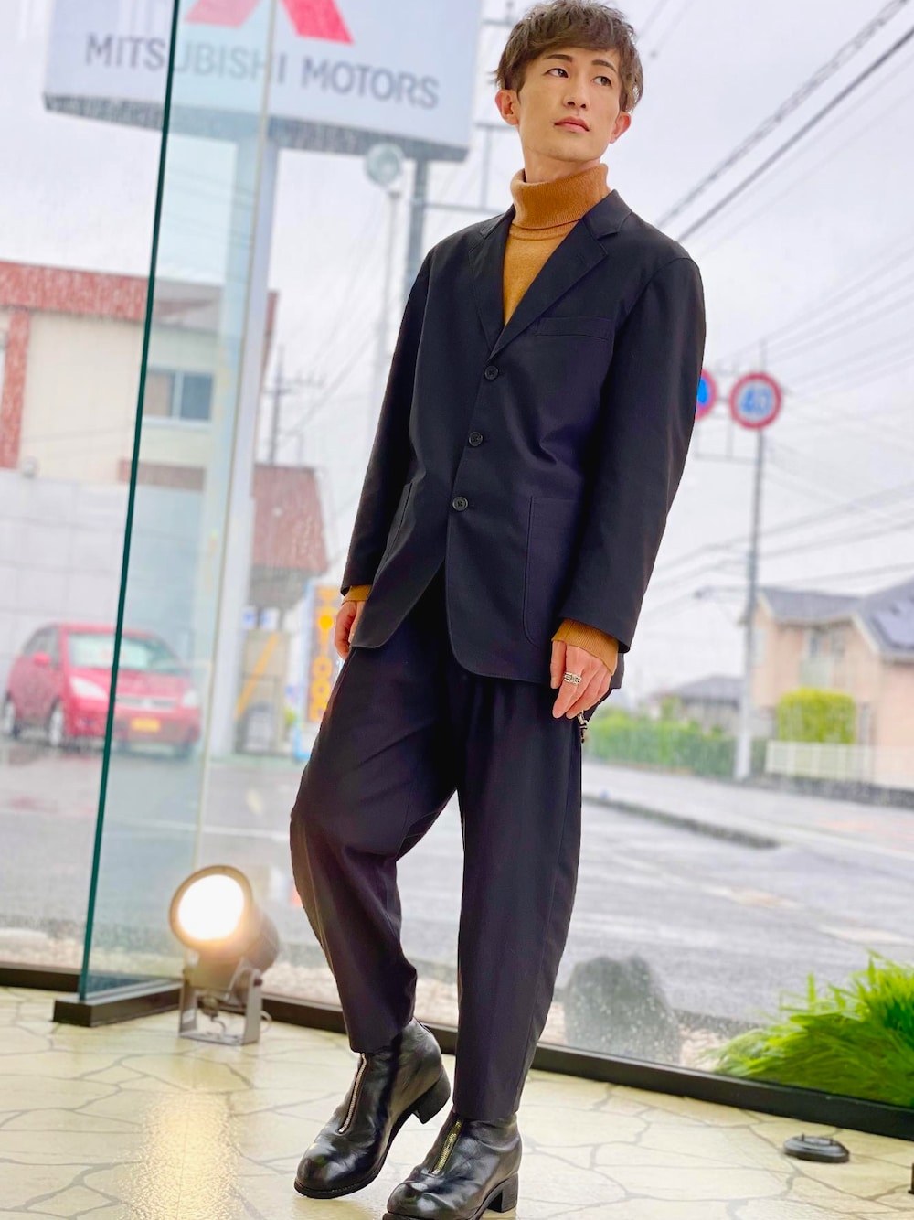 「休日コーデ、今日のコーデ、おしゃれさんと繋がりたい、シンプルコーデ、大人カジュアル、オーバーサイズ、UNIQLO、秋冬コーデ、ブラウン、テーラードジャケット、シンプルスタイル、セットアップ、ブラックコーデ、ブーツ、クロムハーツ」｜「UNIQLOのアイテム（テーラードジャケット、ブラック系）」を使った、『ナオト』さん（メンズ・163cm）の秋コーディネートの1枚目の写真