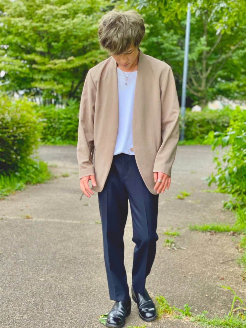 「シンプルコーデ、今日のコーデ、おしゃれさんと繋がりたい、秋服準備はじめました、秋コーデ、きれいめカジュアル、UNIQLO、プチプラ、シルバーアクセサリー、低身長コーデ、白シャツ、プチプラコーデ、オトナカジュアル、ノーカラージャケット、秋先取りコーデ」｜「UNIQLOのアイテム（Tシャツ/カットソー、ホワイト系）」を使った、『ナオト』さん（メンズ・163cm）の夏コーディネートの1枚目の写真
