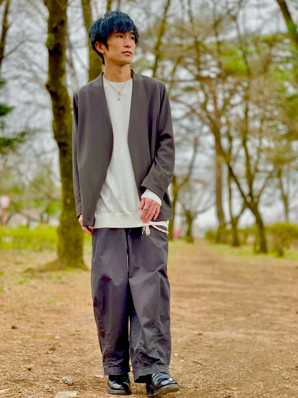 「春服、メンズコーデ、お洒落さんとつながりたい、春服みてみて、ゆるコーデ、ラフ、シンプルコーデ、低身長コーデ、今日のコーデ、休日コーデ、モノトーンコーデ、ブラック、低身長、プチプラコーデ、ローファー」｜「UNIQLOのアイテム（ノーカラージャケット、グレー系）」を使った、『ナオト』さん（メンズ・163cm）の春コーディネートの1枚目の写真