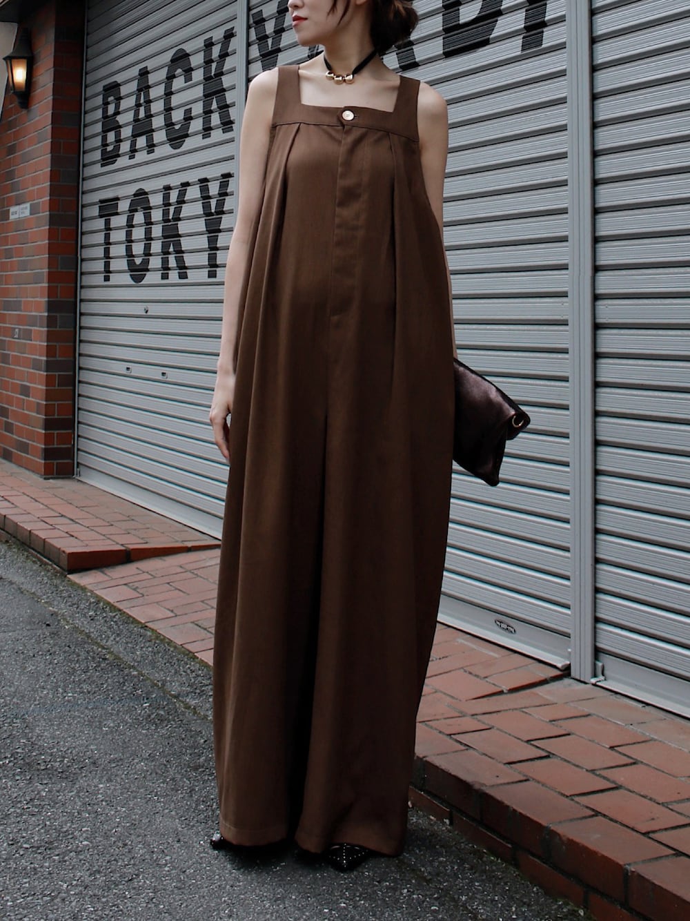 「ショルダーバッグ、ワイドパンツ、オトナカジュアル、ラフコーデ、大人カジュアルコーデ、夏、夏服コーデ、高身長コーデ、scrapbook」｜「Scrap Bookの【CYAN TOKYO】バストタックワイドサロペット（サロペット/オーバーオール、ブラウン系）」を使った、BAMBAさん（骨格ナチュラル・レディース・165cm）の春コーディネートの1枚目の写真