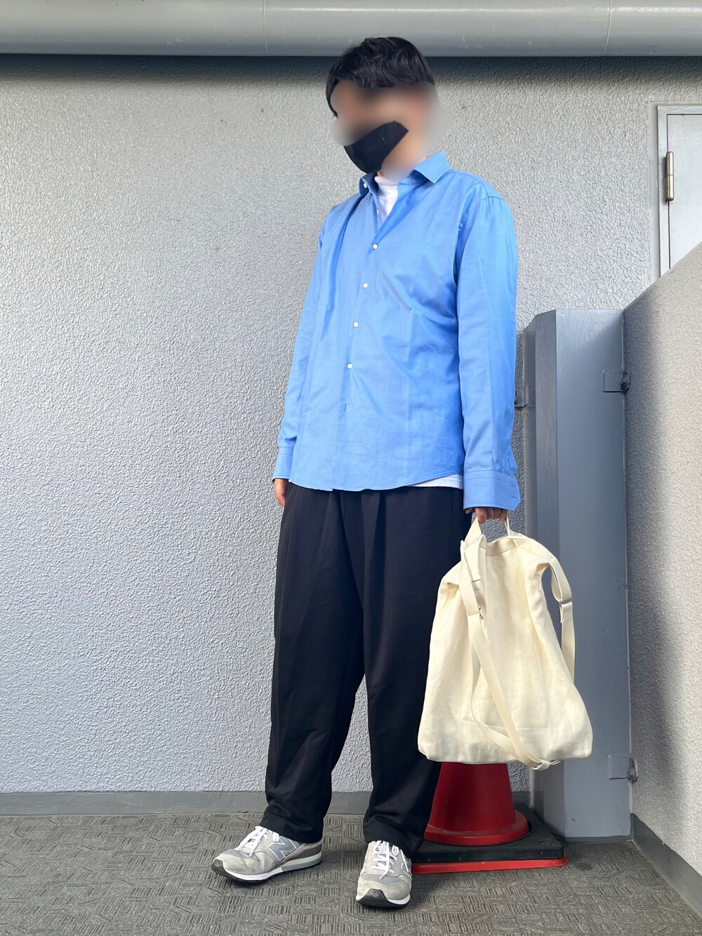 「春夏コーデ、シャツスタイル、今日のコーデ、きれいめカジュアル、オトナカジュアル、休日スタイル、ニューバランス」｜「UNIQLOのUNIQLOU スウェットギャザーパンツ（スウェットパンツ、ホワイト系）」を使った、道玄坂登さん（メンズ・183cm）の春コーディネートの1枚目の写真