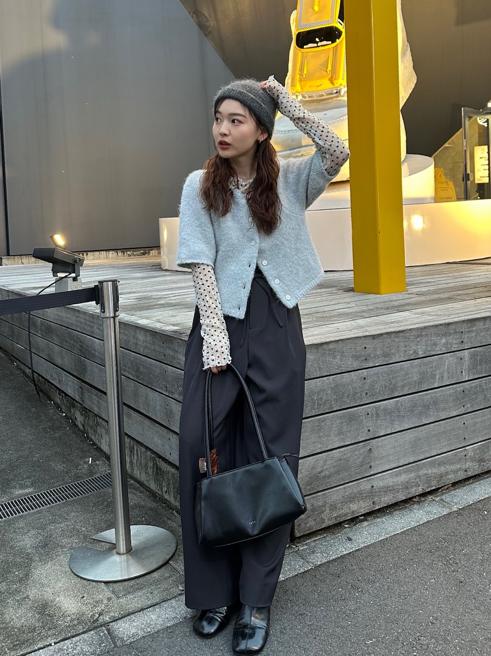 ブルー系のカーディガン/ボレロ、ホワイト系のTシャツ/カットソー、ブラック系のブーツを着用したレディースの秋コーディネートの1枚目の写真