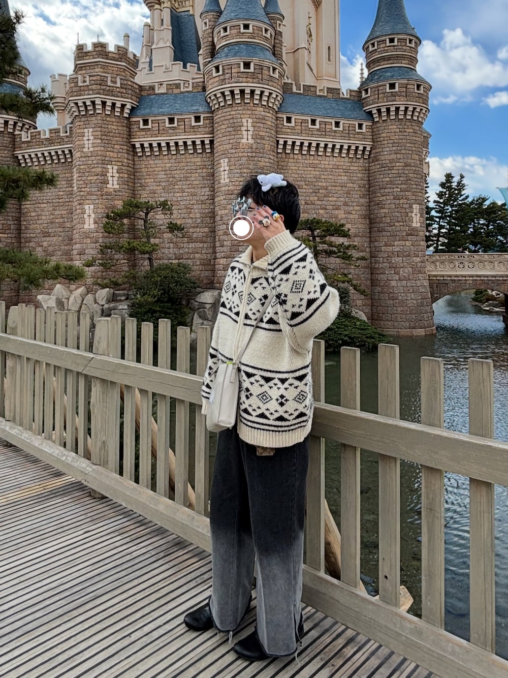 「ディズニーコーデ、ディズニーランド、ベイマックス、ノルディック柄、グラデーション、デニム、デニムパンツ、ONCILY、きれいめカジュアル、ニットコーデ、オトナカジュアル、メンズコーデ、今日のコーデ」｜「ONCILYのNORDIC PATTERN COWICHAN ZIP KNIT / ノルディックカウチンジップニット（ニット/セーター、ホワイト系）」を使った、ばうさん（メンズ・178cm）の冬コーディネートの1枚目の写真