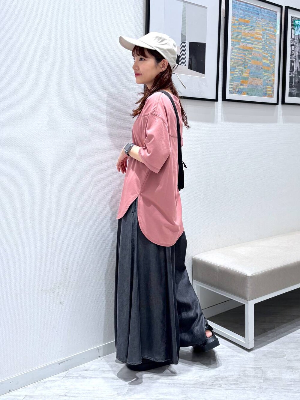 ブラック系のショルダーバッグ、ブラック系のその他パンツ、ピンク系のTシャツ/カットソーを着用したレディースの夏コーディネートの1枚目の写真