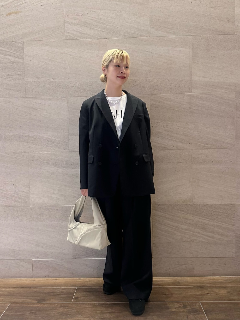 ブルー系のその他アウター、ブルー系のその他パンツ、ホワイト系のTシャツ/カットソーを着用したレディースの秋コーディネートの1枚目の写真