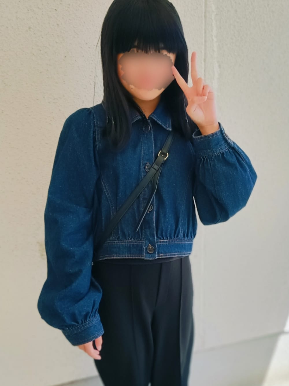 「春めき満開コーデ、春色、キッズファッション、春コーデ、小学生、女の子、春のNewスタイル、おでかけコーデ、こどもコーデ、キッズ、きれいめカジュアル、デニム、ショート丈ジャケット」｜「しまむらのアイテム（その他パンツ、ブラック系）」を使った、Aipiさん（キッズ・145cm）の春コーディネートの1枚目の写真