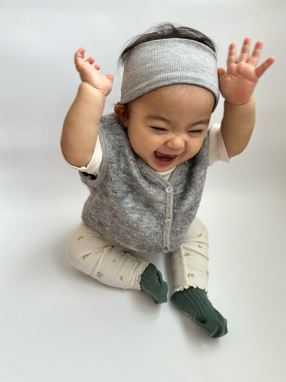「春めき満開コーデ、UNIQLO、ユニクロ、ユニクロレギンス、差し色コーデ、花柄、ヘアバンド、ベビーコーデ」｜「LOWRYS FARMのLFターバン 293193（ヘアゴム、グレー系）」を使った、3350uruさん（キッズ・70cm）の春コーディネートの1枚目の写真