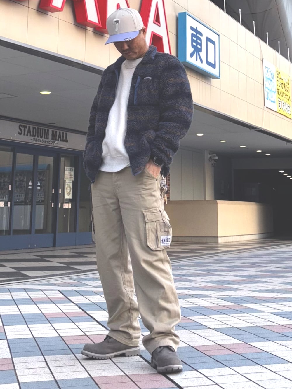 ベージュジャケットとカーゴパンツセット