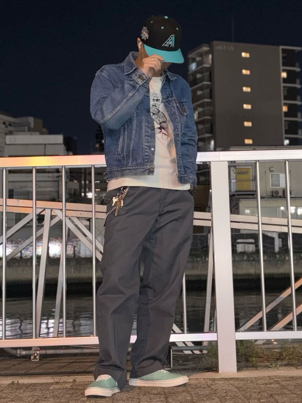 ブルー系のデニムジャケット、ホワイト系のTシャツ/カットソー、グレー系のチノパンツを着用したメンズの春コーディネートの1枚目の写真