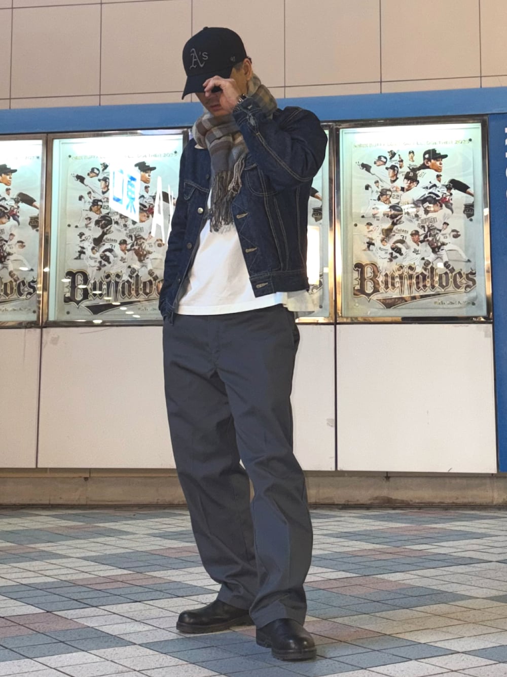 ブルー系のデニムジャケット、グレー系のチノパンツ、ブラック系のブーツを着用したメンズの冬コーディネートの1枚目の写真