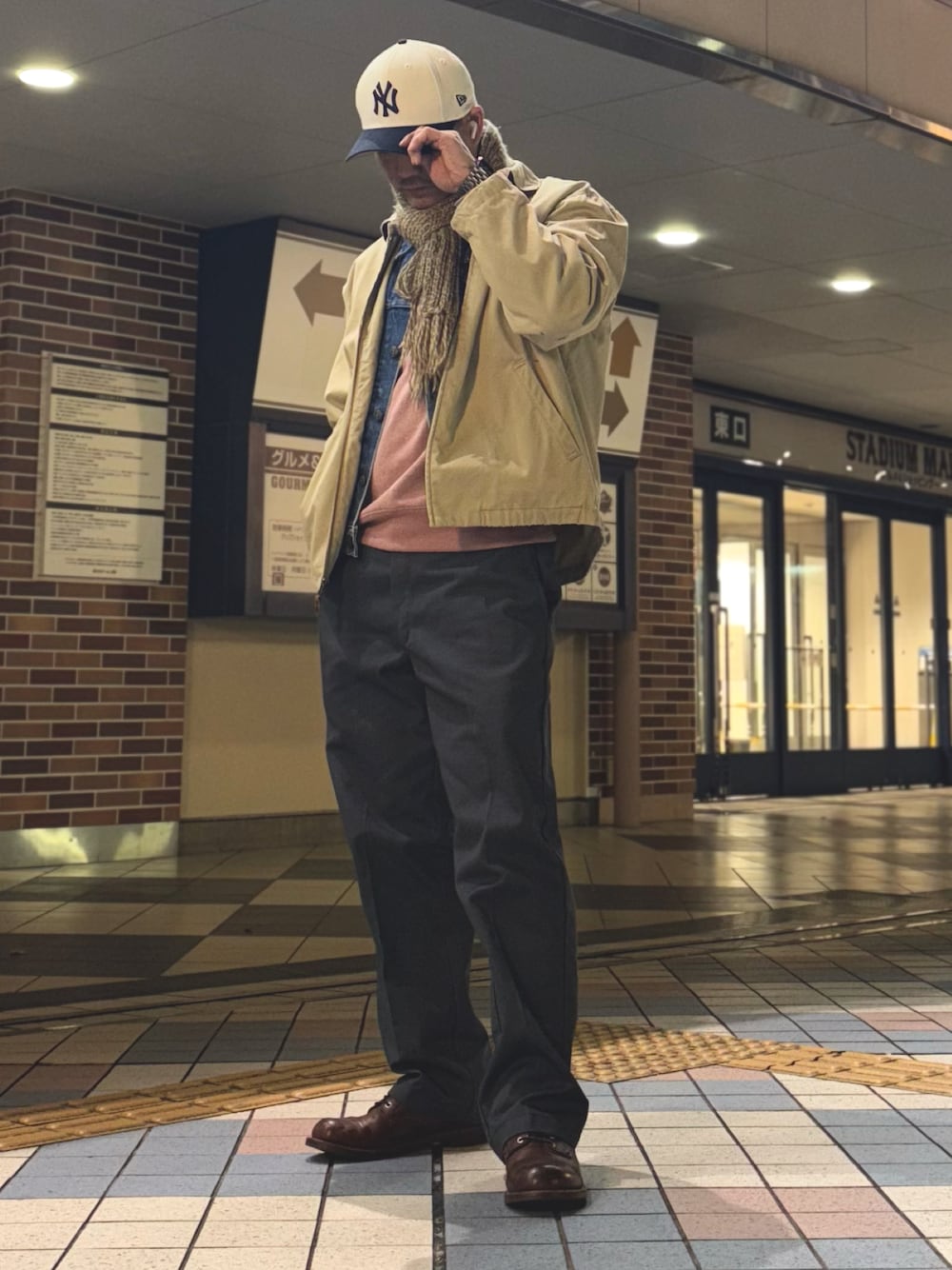 ベージュ系のジャケット/アウター、ブルー系のデニムジャケット、グレー系のチノパンツを着用したメンズの冬コーディネートの1枚目の写真