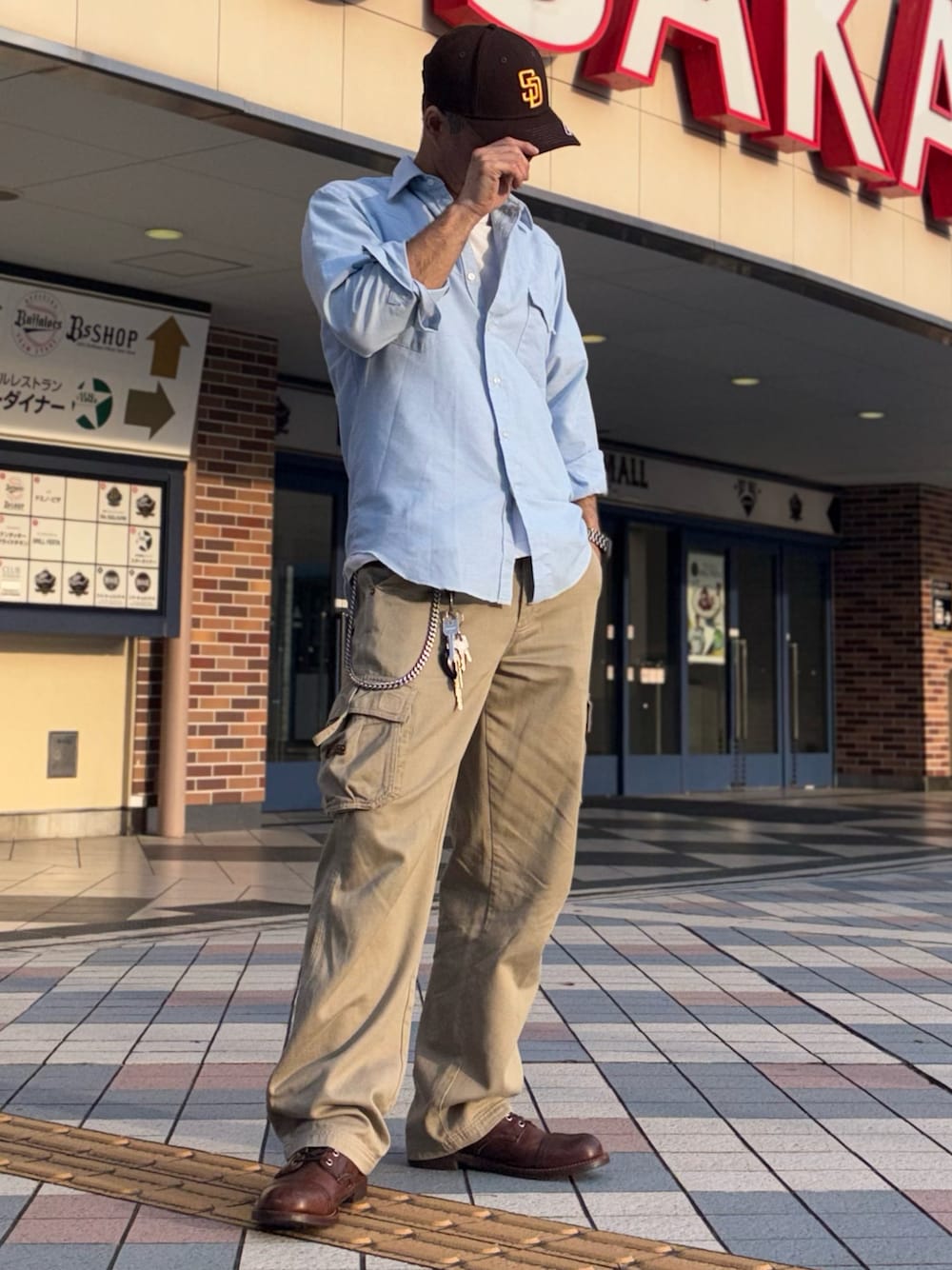 ブルー系のシャツ/ブラウス、ベージュ系のカーゴパンツ、ブラウン系のブーツを着用したメンズの春コーディネートの1枚目の写真