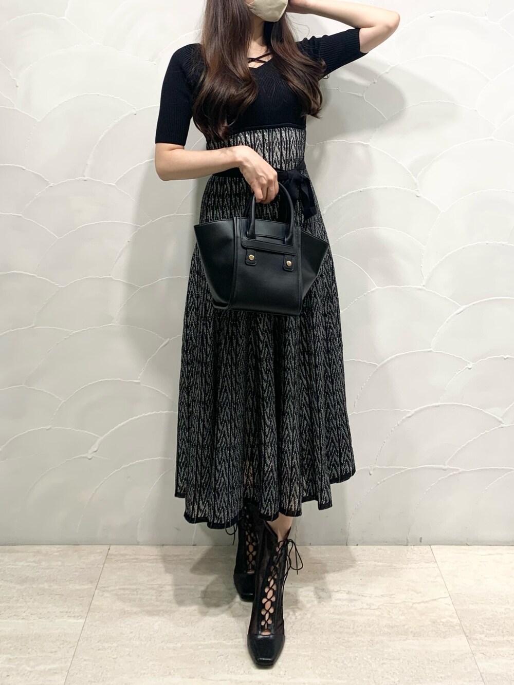 「高身長コーデ、秋コーデ、デートコーデ、大人かわいい、骨格ストレート、イエベ秋」｜「MERCURYDUOのシアーストライプフレアニットワンピース（ワンピース、ブラック系）」を使った、NAMIさん（レディース・163cm）の夏コーディネートの1枚目の写真