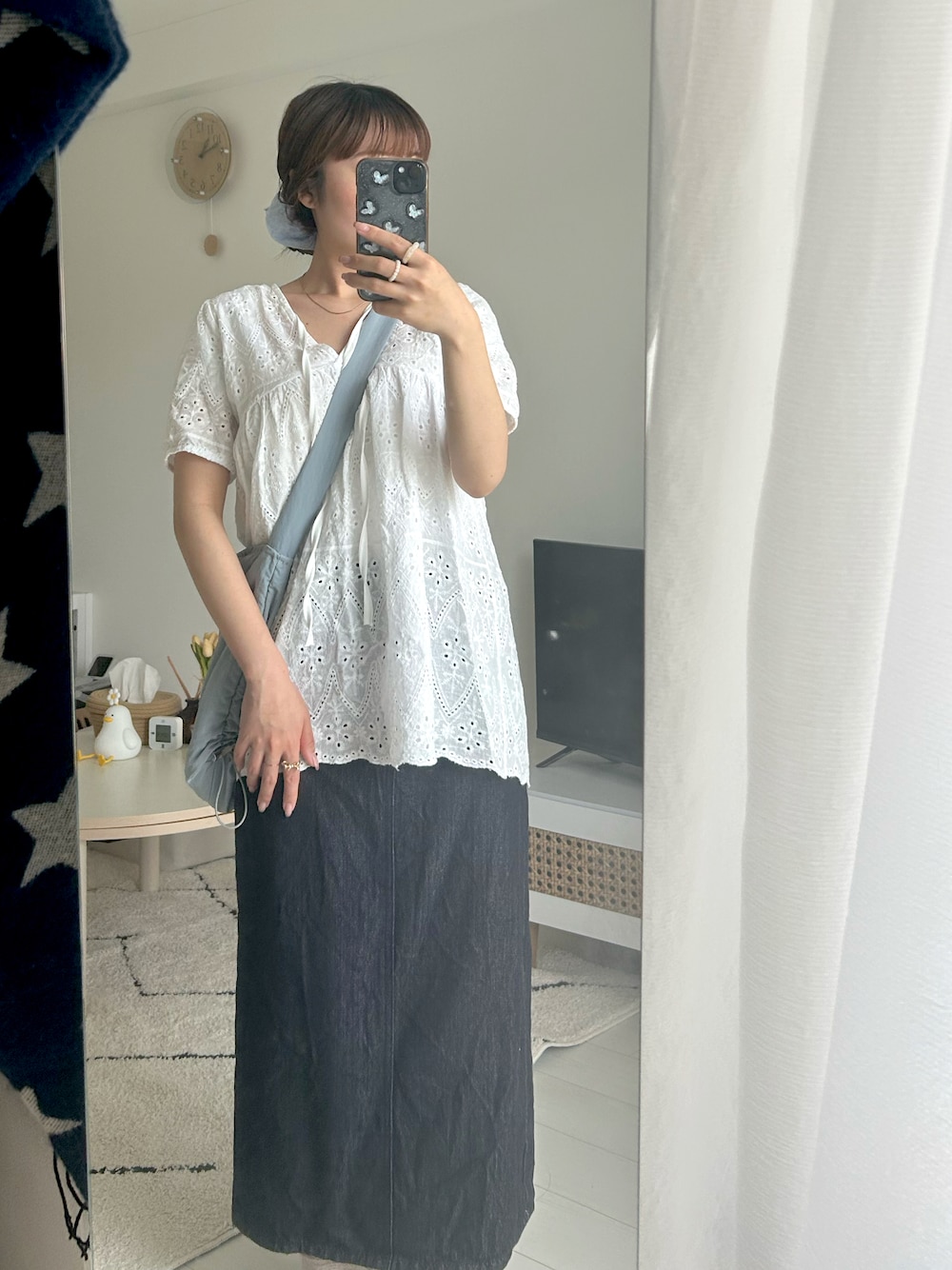 「低身長、レーストップス、デニムスカート、骨格ストレート、イエベ秋、水色、夏コーデ、ラクチンコーデ、オトナ女子、春ファッション、きれいめコーディネート、オトナカワイイ、カジュアルスタイル、初夏コーデ、キレイめカジュアル」｜「shopnikonikoのレーストップス 半袖 ミニワンピ チュニック ブラウス パフスリーブ レース 刺繍 チュニック丈トップス（チュニック、ホワイト系）」を使った、Kotoneさん（レディース・148cm）の春コーディネートの1枚目の写真