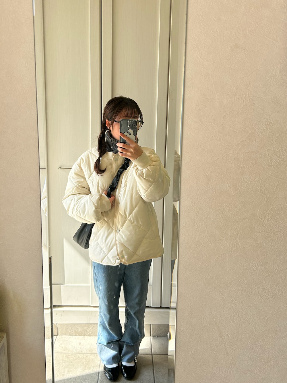 「シンプルコーデ、パンツスタイル、春服、低身長、骨格ストレート、大学生、ジーンズ、バレエシューズ、タートルネック、イエベ秋、カジュアル、グレー、タートルネックニット、dholic、デニムコーデ」｜「moment+のロールアップデニムパンツ（デニムパンツ、ブルー系）」を使った、Kotoneさん（レディース・148cm）の春コーディネートの1枚目の写真