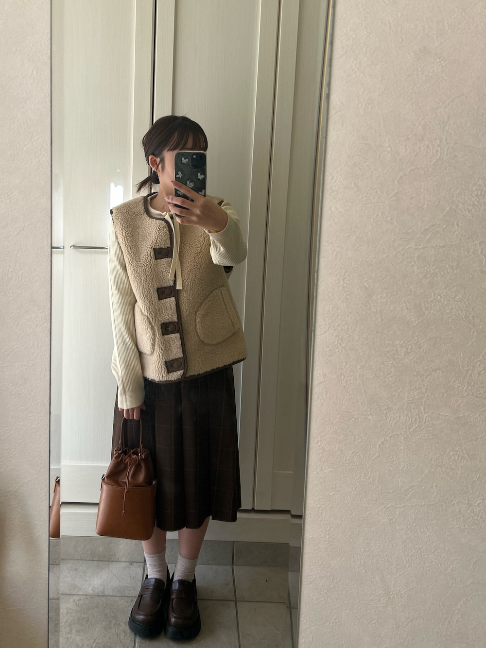 「淡色コーデ、大人かわいい、オトナカジュアル、大人ガーリー、きれいめコーデ、低身長女子、チェックスカート、ローファー、イエベ秋、骨格ストレート、dholic、Discoat、ベージュコーデ、ベスト、ブラウンコーデ」｜「DHOLICのアイテム（ジャケット/アウター、ベージュ系）」を使った、Kotoneさん（レディース・148cm）の春コーディネートの1枚目の写真