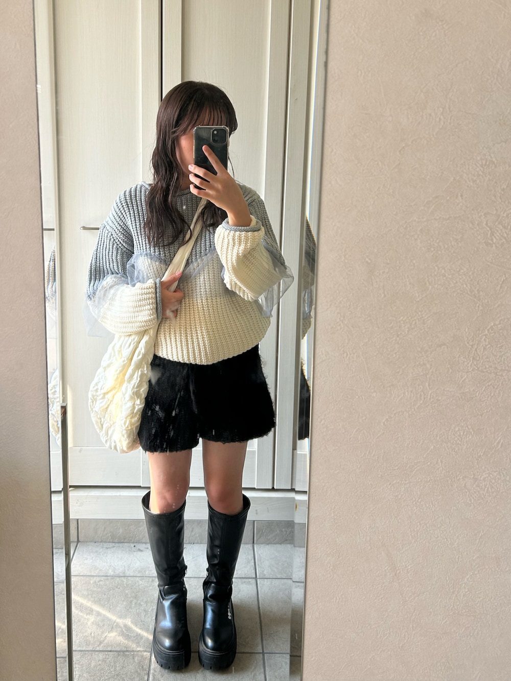 「低身長女子、骨格ストレート、イエベ秋、大学生、通学コーデ、ニット、ロングブーツ、短パン、ショルダーバッグ、レース、秋コーデ、カジュアルガーリー、グレー、ブラック、ホワイト」｜「Lace Ladiesの厚底ストレッチロングブーツ（ブーツ、ブラック系）」を使った、Kotoneさん（レディース・148cm）の春コーディネートの1枚目の写真