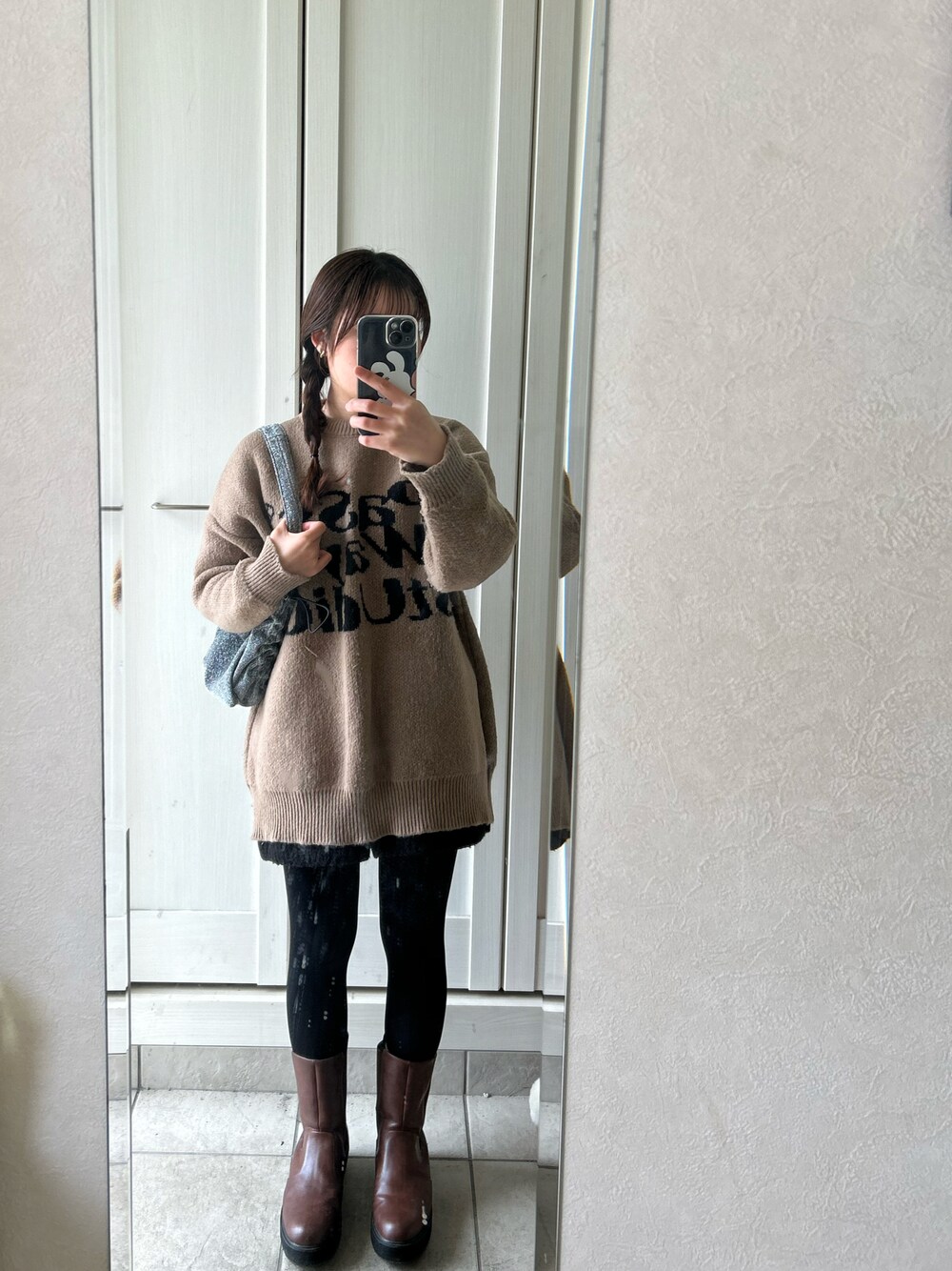 「春ファッション、春服、韓国ファッション、ショートパンツ、ニットパンツ、ニット、ブラウン、ラメバッグ、ブーツ、大学生、骨格ストレート、イエベ秋、低身長、カジュアル、アウター」｜「DHOLIC SELECTのアイテム（バッグ、シルバー系）」を使った、Kotoneさん（レディース・148cm）の春コーディネートの1枚目の写真