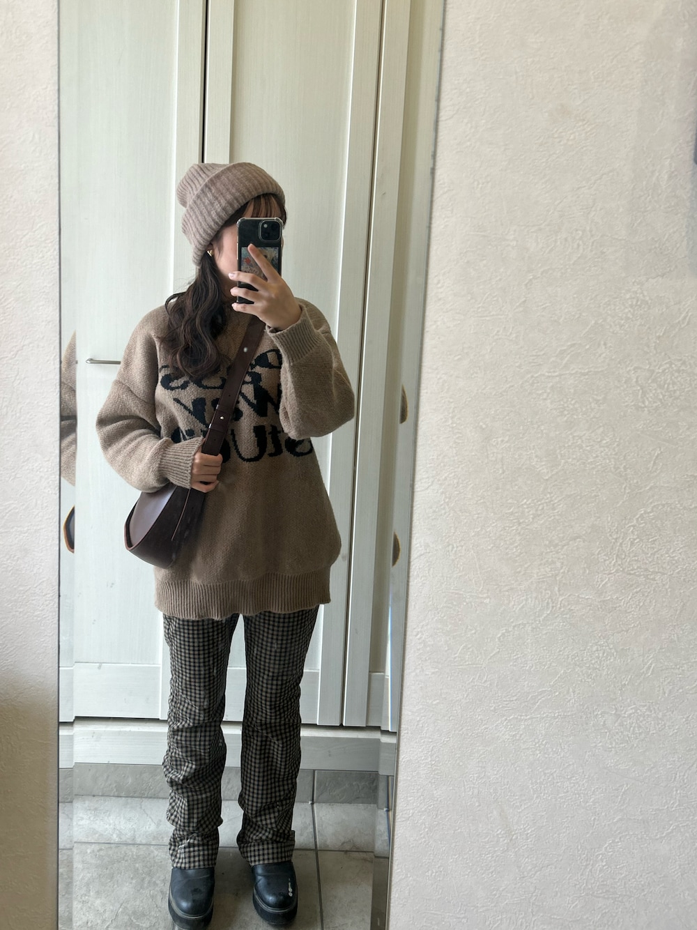 「ブラウン、ニット、チェック、チェックパンツ、フレアパンツ、ショルダーバッグ、ニット帽、ブーツ、秋服、カジュアル、GU、骨格ストレート、大学生、イエベ秋、低身長」｜「DIAVELの新色追加！【WEB限定】Pass Wayジャガードロゴニット（ニット/セーター、ブラウン系）」を使った、Kotoneさん（レディース・148cm）の春コーディネートの1枚目の写真