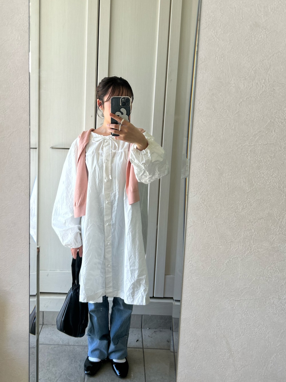 「春、カジュアルコーデ、デニム、シャツワンピ、低身長、バレエシューズ、ピンク、骨格ストレート、お花見コーデ、カジュアルスタイル、イエベ春、イエベ秋、パステルカラー、UNIQLO、社会人」｜「EFOLEの【EFOLE】 フェイクレザー ボリューム 巾着 バッグ（ハンドバッグ、ブラック系）」を使った、Kotoneさん（レディース・148cm）の春コーディネートの1枚目の写真