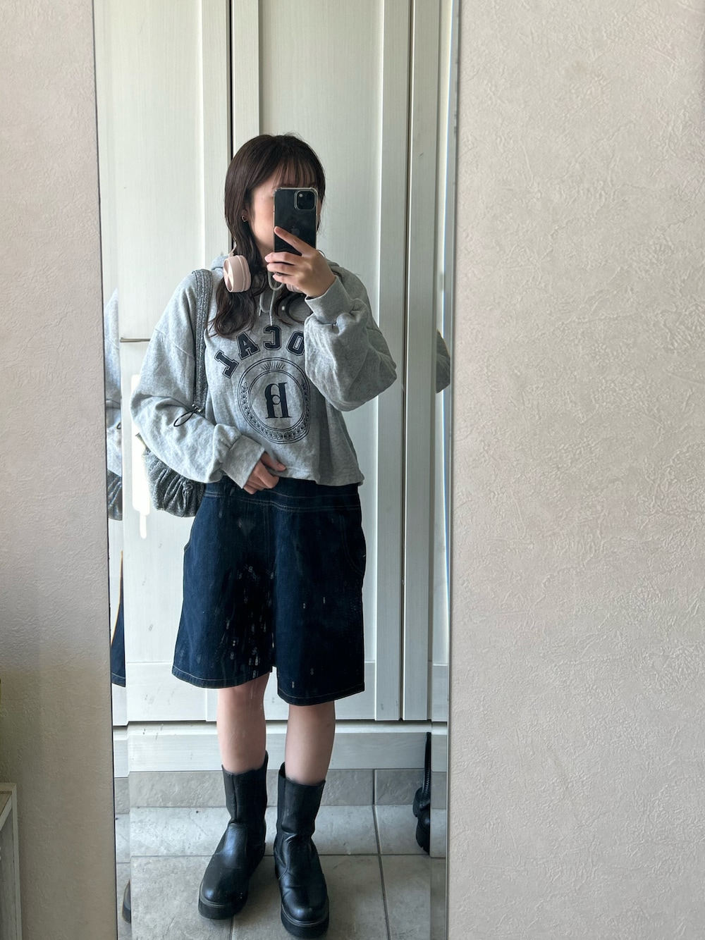 「シンプルコーデ、dholic、骨格ストレート、低身長、イエベ秋、大学生、スウェット、パーカー、オーバーオール、グリッター、ブーツ、ヘッドホン、ゆったりコーデ、カジュアルコーデ、ラクチンコーデ」｜「DHOLIC SELECTのアイテム（スウェット、グレー系）」を使った、Kotoneさん（レディース・148cm）の春コーディネートの1枚目の写真