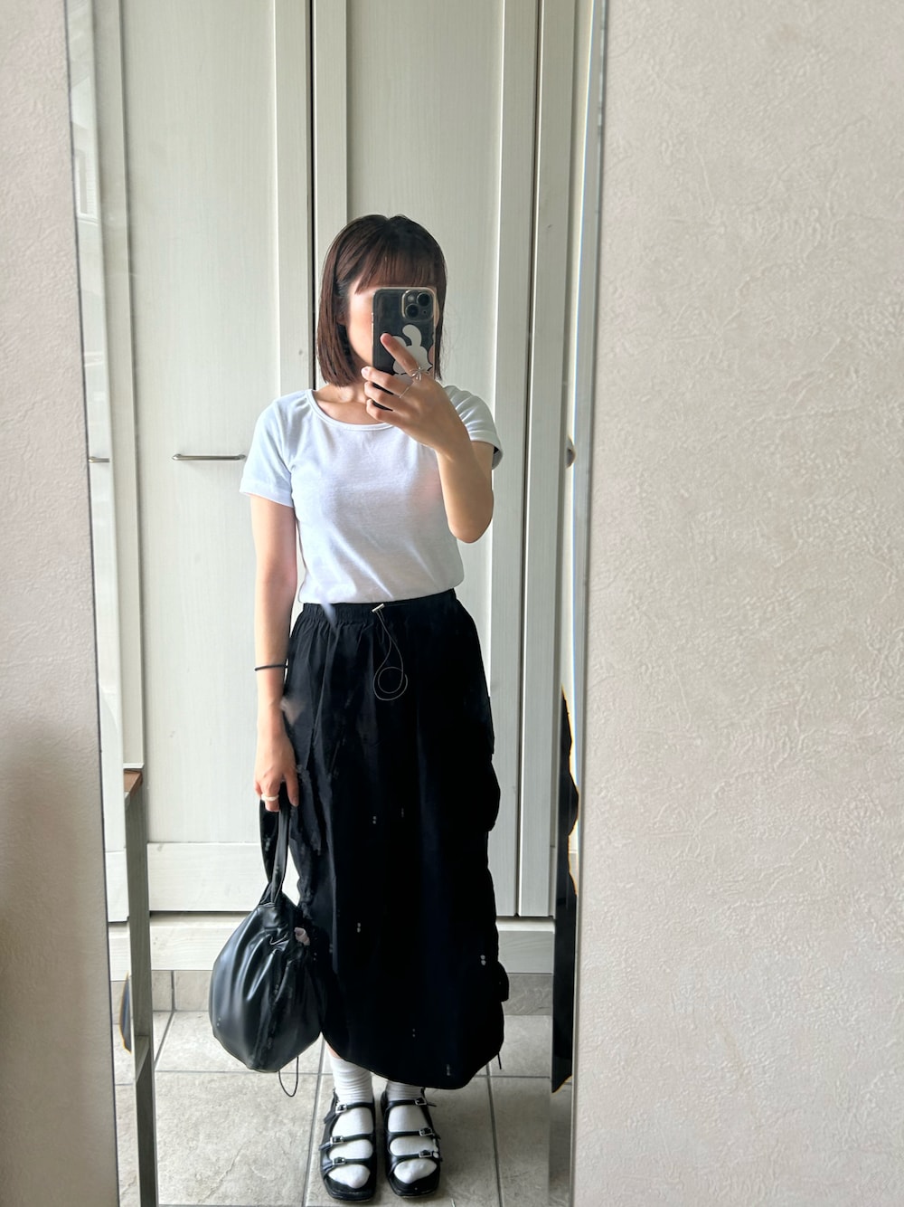 「オトナカジュアル、シンプルスタイル、オトナ女子、低身長、イエベ秋、骨格ストレート、韓国ファッション、Tシャツ、ユーティリティポケット、プリーツスカート、ブラック、ホワイト、サンダル、スカートコーデ、大人ファッション」｜「DHOLICのアイテム（Tシャツ/カットソー、ホワイト系）」を使った、Kotoneさん（レディース・148cm）の春コーディネートの1枚目の写真