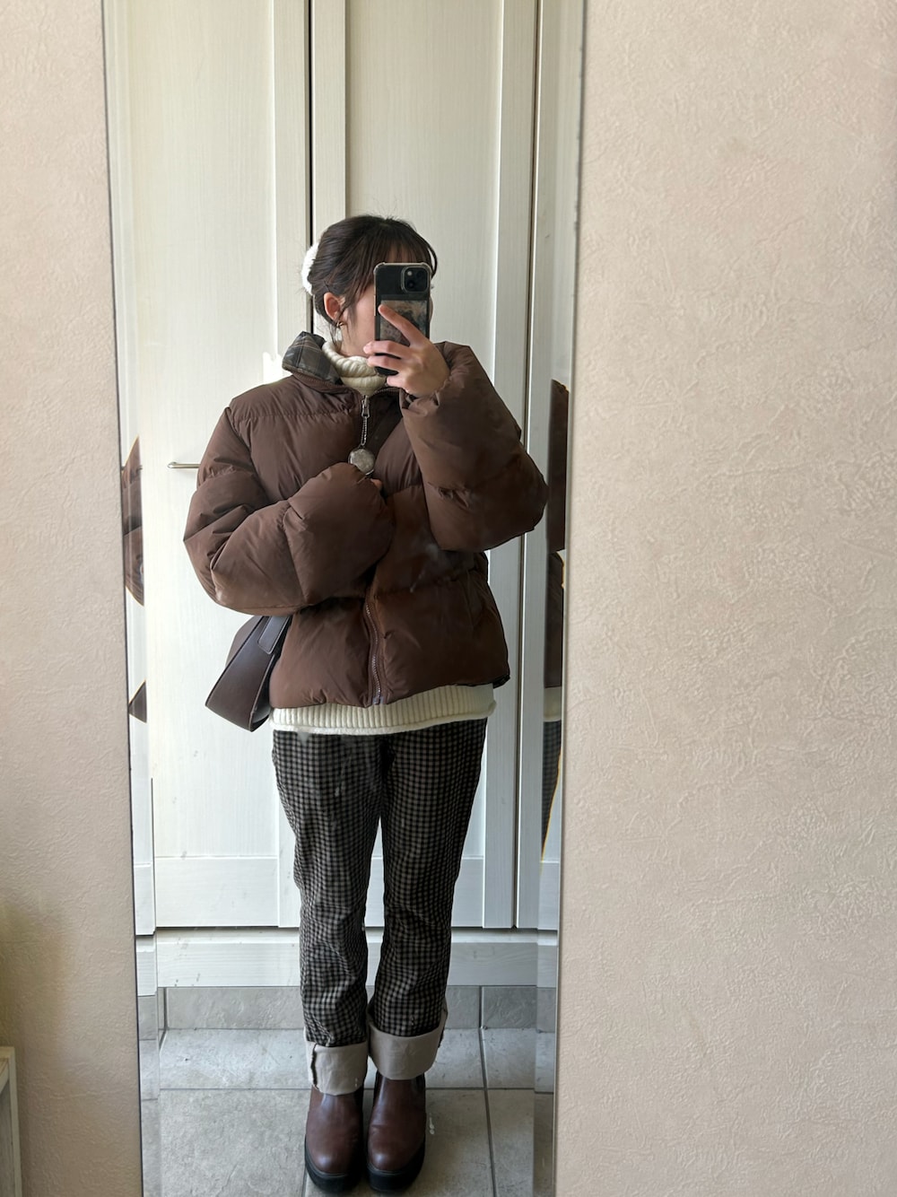 「ブラウン、大学生、骨格ストレート、イエベ秋、秋冬コーデ、カジュアルコーデ、チェックパンツ、ニット、ブーツ、大人かわいい、キレイめカジュアル、ダウン、dholic、低身長、冬のコーデ」｜「moment+のワンハンドルハーフムーンハンドバッグ（ハンドバッグ、ブラウン系）」を使った、Kotoneさん（レディース・148cm）の春コーディネートの1枚目の写真