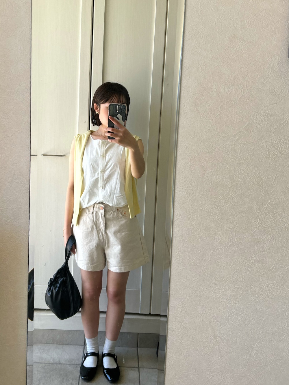 「初夏コーデ、きれいめコーディネート、夏コーデ、ノースリーブ、カーディガン、シンプルスタイル、UNIQLO、ショートパンツ、バレエシューズ、大人可愛い、社会人、骨格ストレート、低身長コーデ、春服、カジュアルスタイル」｜「AAA+のAAA / スクエアトゥメリージェーンカンフーシューズ(3545)　チャイナシューズ（バレエシューズ、ブラック系）」を使った、Kotoneさん（レディース・148cm）の春コーディネートの1枚目の写真