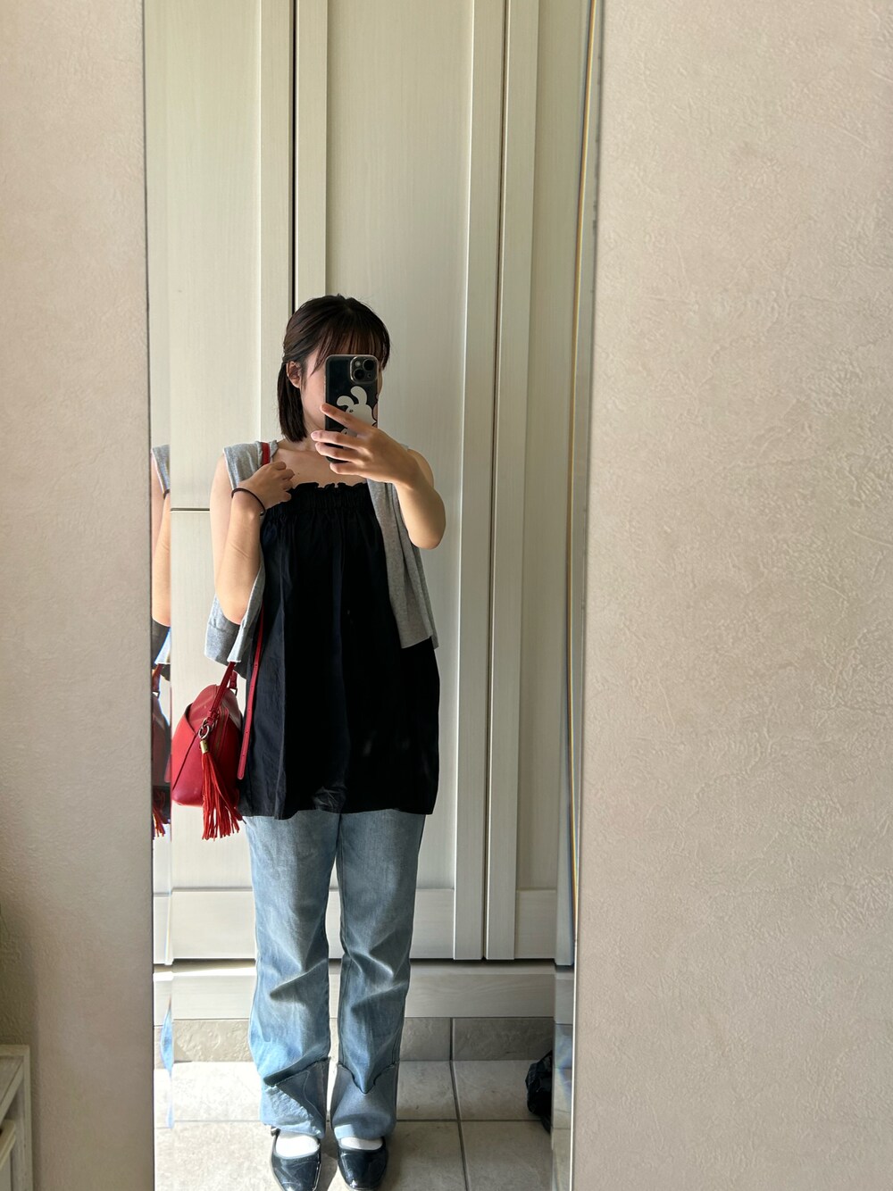 「オトナカジュアル、オトナ女子、ジーンズ、レッド、差し色コーデ、カーディガン、キャミワンピ、バレエシューズ、骨格ストレート、イエベ秋、キレイめ、大人コーデ、カジュアル、dholic、ブラック」｜「moment+のロールアップデニムパンツ（デニムパンツ、ブルー系）」を使った、Kotoneさん（レディース・148cm）の春コーディネートの1枚目の写真