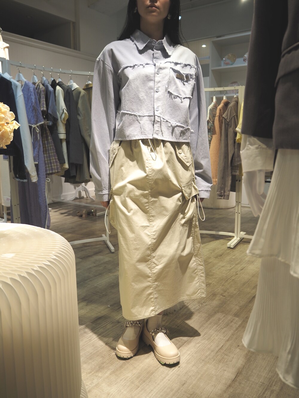 「ファッションを楽しもう、お出かけコーデ、リラックススタイル、大人ガーリー、秋のコーデ、LA POMME petit、ラポミプチ、フレンチガーリー」｜「LA POMME petitのFringe Point Short Shirt  フリンジポイントショートシャツジャケット（デニムジャケット、ブラック系）」を使った、petit♡petitさん（レディース・161cm）の秋コーディネートの1枚目の写真
