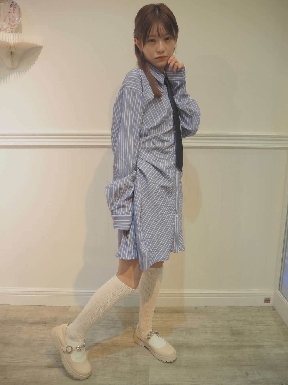 「ファッションを楽しもう、お出かけコーデ、ロングワンピース、シャツワンピース、ネクタイコーデ、ラポミプチ、LA POMME petit、フレンチガーリー」｜「LA POMME petitのGathered Tie Shirt One Piece  ギャザータイシャツワンピース（ワンピース、ブルー系）」を使った、petit♡petitさん（レディース・161cm）の秋コーディネートの1枚目の写真