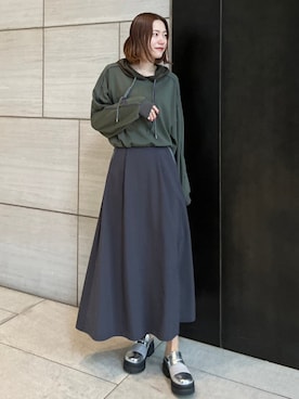 「シルバーシューズ」｜「アイテム（スウェット）」を使った、MAKOさん（レディース・172cm）の春コーディネート