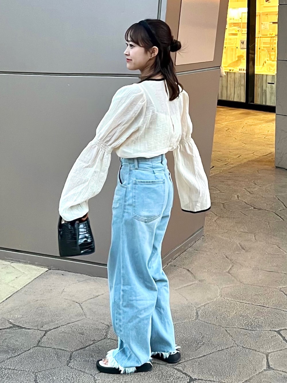 「秋服、大人カジュアル、秋冬コーデ、大人かわいい、秋のコーデ、ミニバッグ、休日コーデ、秋先取りコーデ、低身長コーデ、23AW秋の新作、WEARyouthコーデ、デニムコーデ、秋服準備始めました、カラー×コーデ、カジュアル」｜「mysticの【５色展開！】カーブデニム（デニムパンツ、ブルー系）」を使った、sanaさん（骨格ナチュラル・レディース・146cm）の秋コーディネートの1枚目の写真