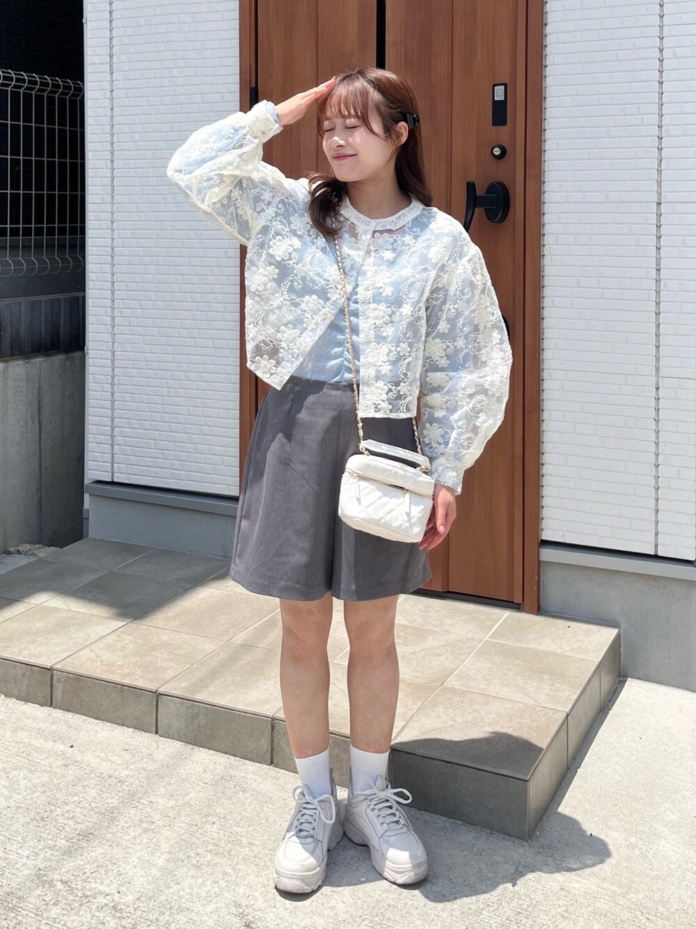 グレー系のその他パンツ、ホワイト系のバッグ、ホワイト系のシューズを着用したレディースの夏コーディネートの1枚目の写真