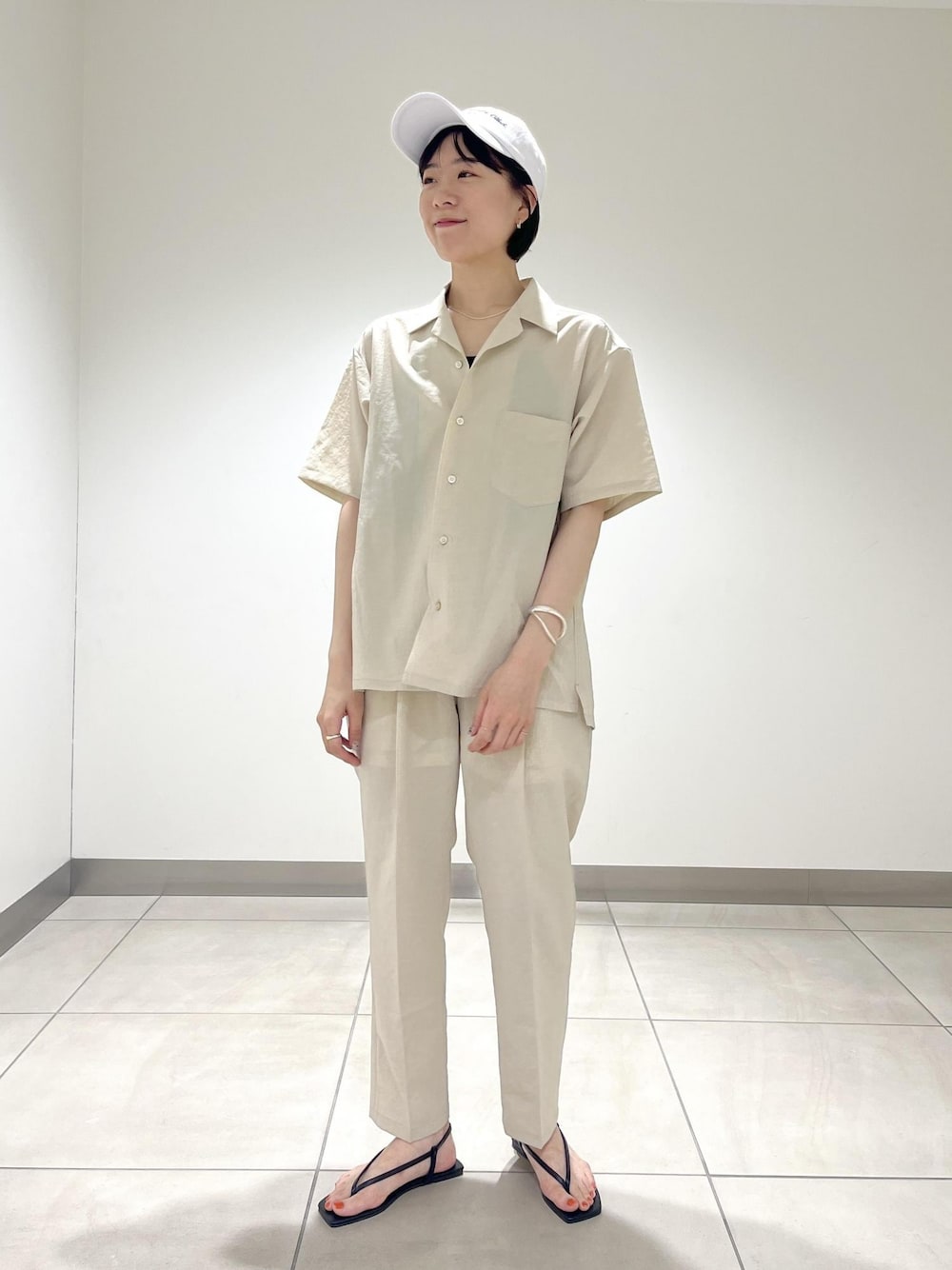 「ホワイト、キャップ、シャツ、半袖、アイボリー、オープンカラー、開襟シャツ、パンツ、テーパード、セットアップ、センタープレス、サンダル、フラット、ADAM ET ROPÉ、FEMME」｜「ADAM ET ROPE'の洗えるセットアップ【RIRANCHA】オープンカラーシャツ ＆ イージーパンツ / 吸水速乾 / 接触冷感 / ユニセックス（セットアップ、ホワイト系）」を使った、すがわらさん（レディース・161cm）の夏コーディネートの1枚目の写真