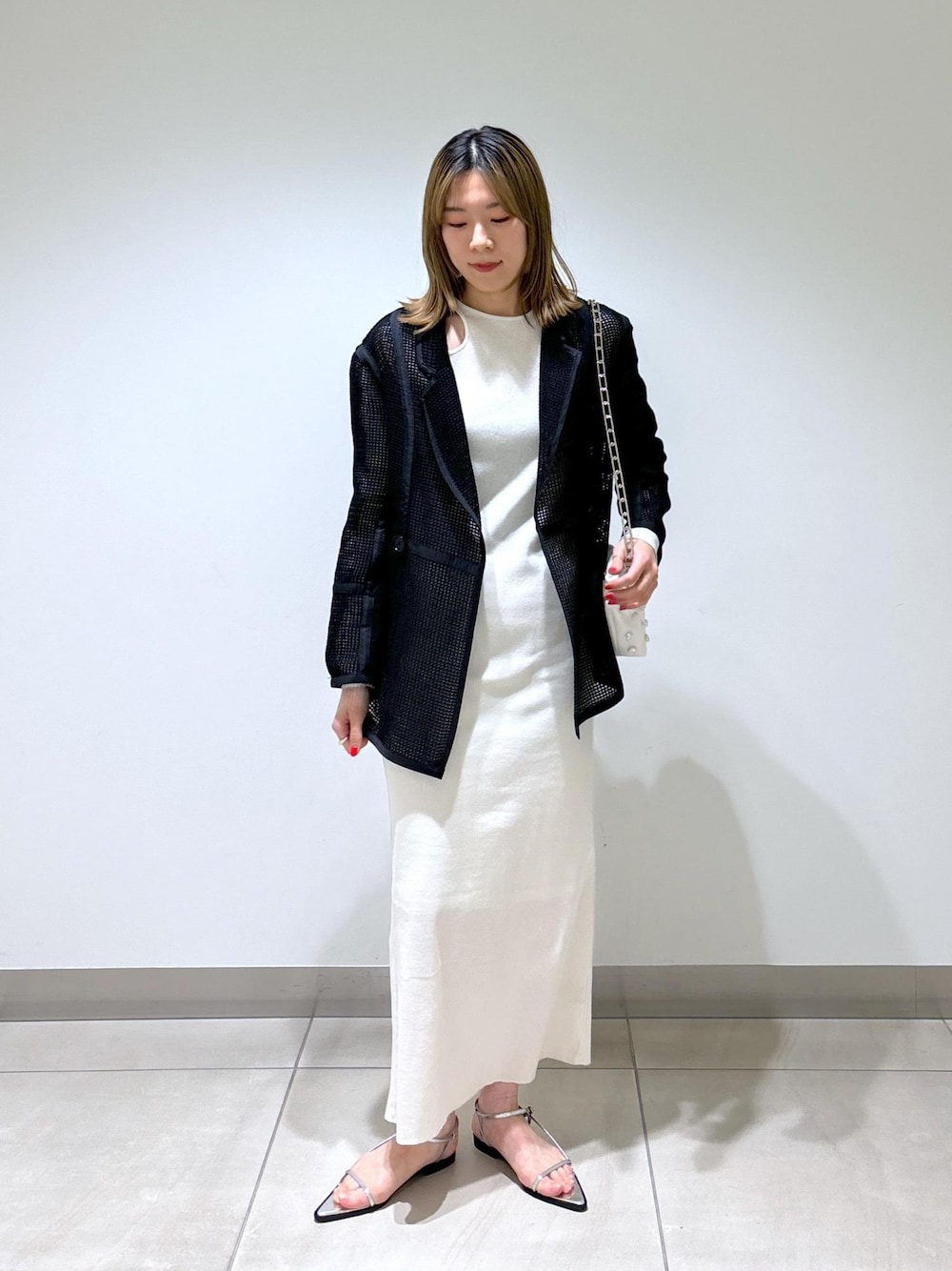 「24SS春の新作、タイトワンピース、ミニバッグ、ADAM ET ROPÉ、FEMME、きれいめ、フェミニン、セレモニー、オケージョン、春、春コーデ、春ファッション、モノトーン、スタイルアップ、ジャケット」｜「ADAM ET ROPE'のメッシュレースジャケット（テーラードジャケット、ブラック系）」を使った、すがわらさん（レディース・160cm）の春コーディネートの1枚目の写真